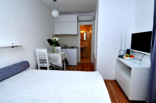 Apartments Annette studio and two bedroom apartment with parking