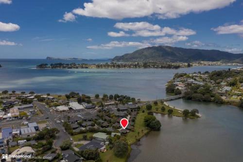 Waterfront luxury tiny house — 4-Star Luxury Hotel in Tairua, New Zealand