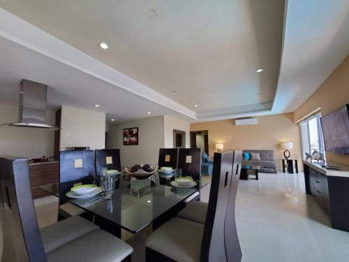 Grande Condo 1 Cuadra de Playa — 4-Star Luxury Hotel in Mazatlan, Mexico