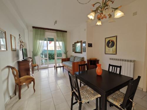 R04 Comodo trilocale con giardino e posto auto — 4-Star Luxury Hotel in Numana, Italy