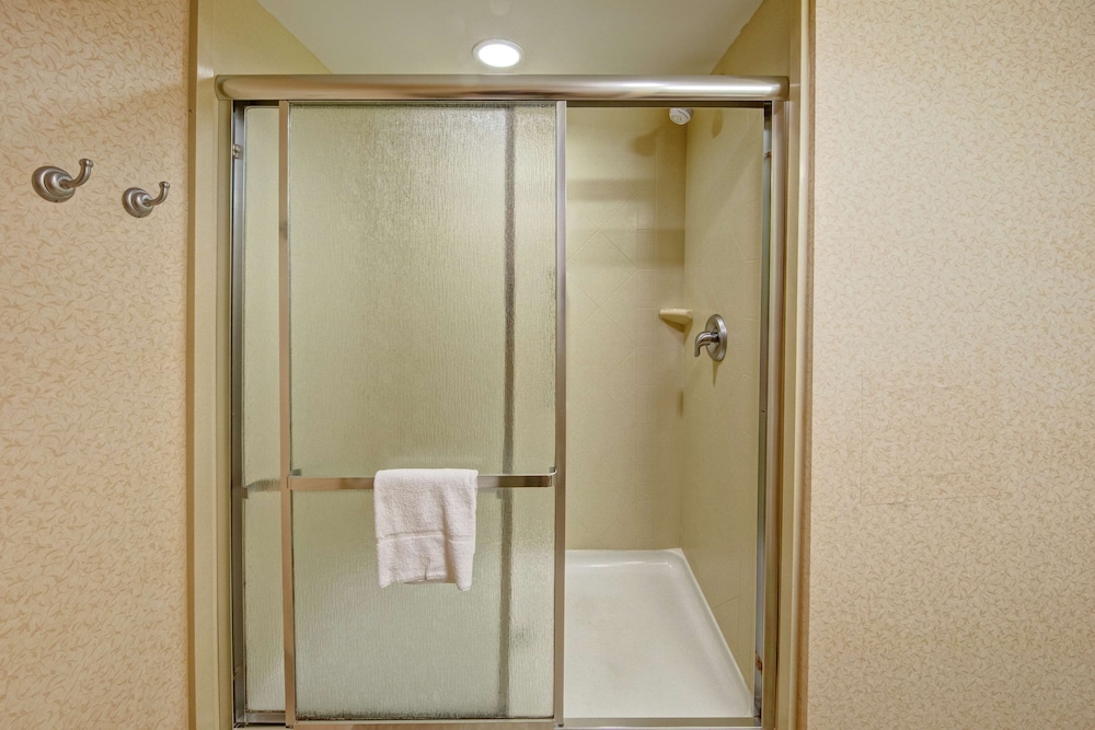 Hampton Inn Cambridge - photo 30