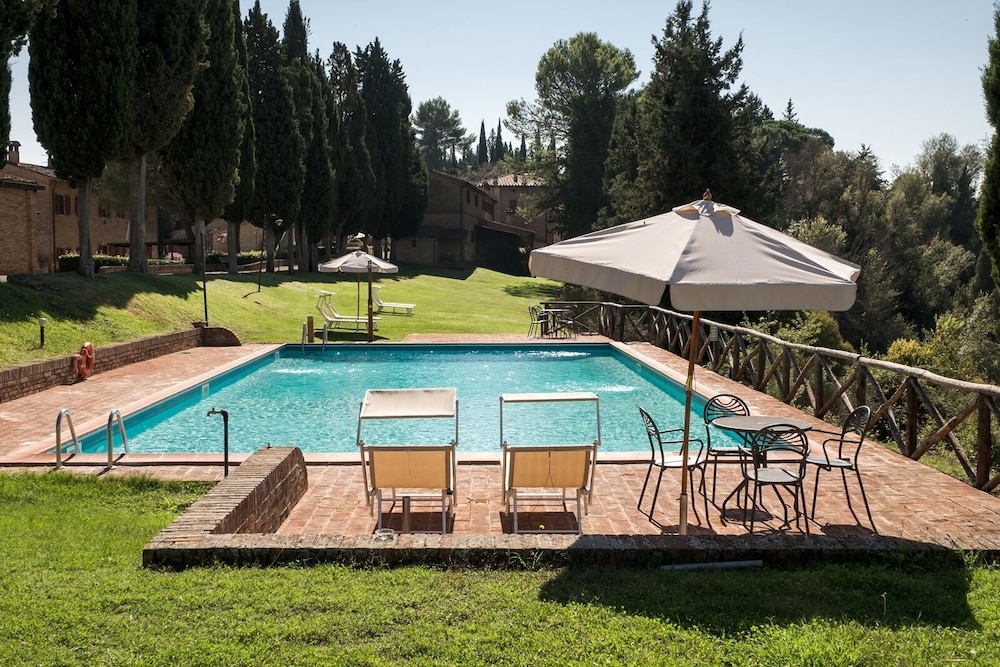 Tenuta la Campana — 4-Star Luxury Hotel in Asciano, Italy