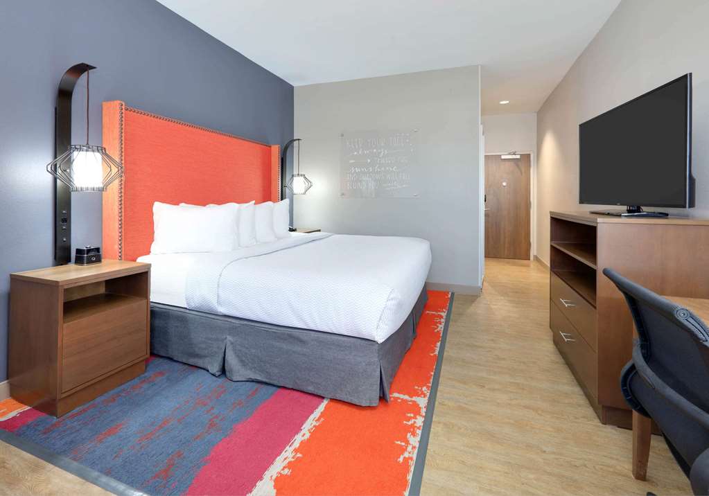 La Quinta Inn & Suites by Wyndham Lakeway - photo 15
