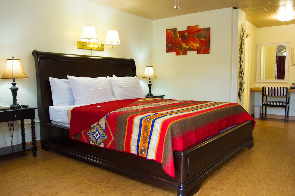 Brad's Desert Inn - photo 4