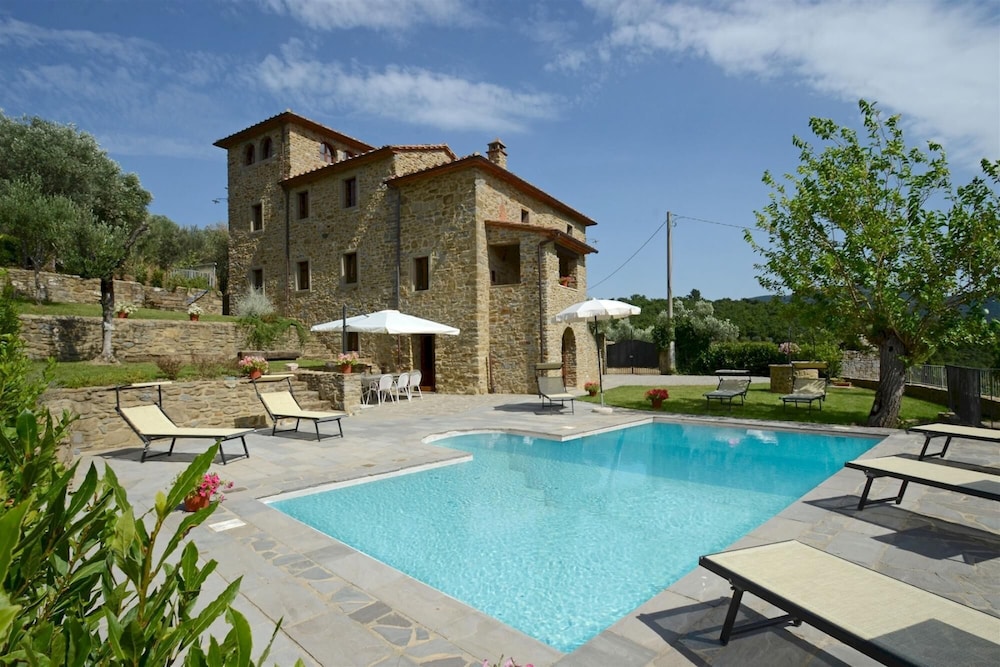 Torre La Ripa 8 Emma Villas — 4-Star Luxury Hotel in Cortona, Italy