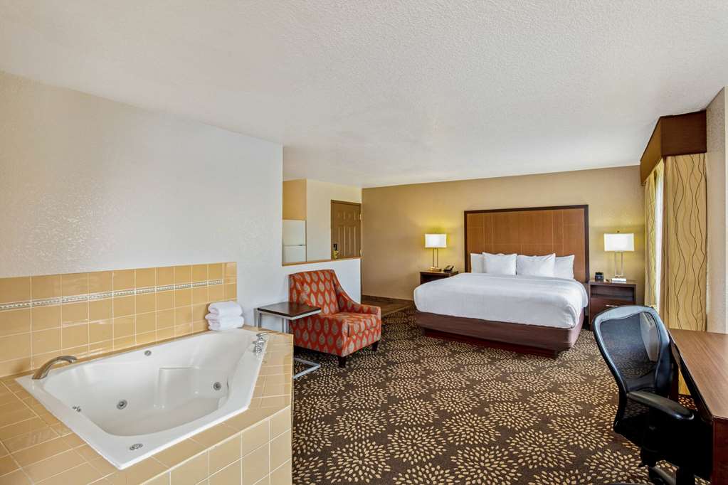 La Quinta Inn & Suites by Wyndham Las Vegas Red Rock - photo 22
