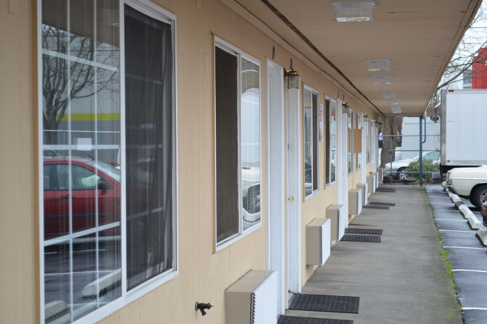 Columbus Motor Inn - photo 23
