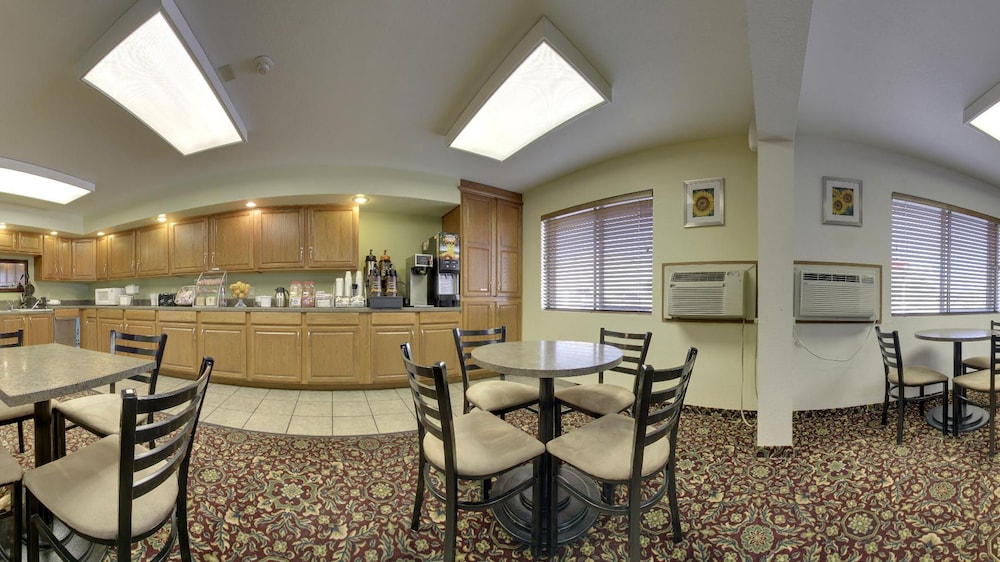 Super 8 by Wyndham Manhattan KS - photo 20