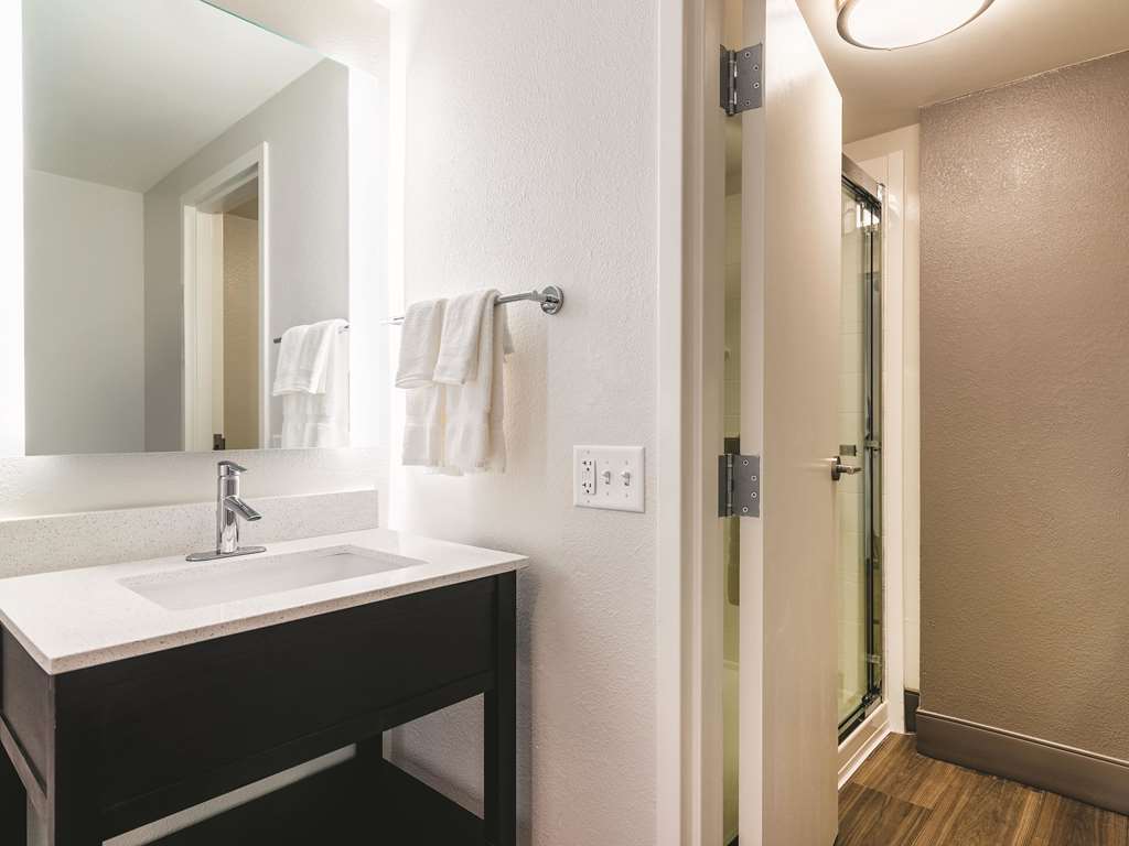 La Quinta Inn & Suites by Wyndham Salem NH - photo 37