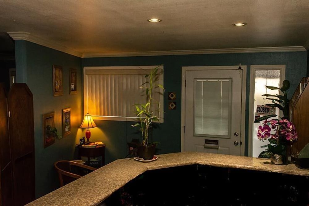 Maple Leaf Motel — Shady Cove — photo 3