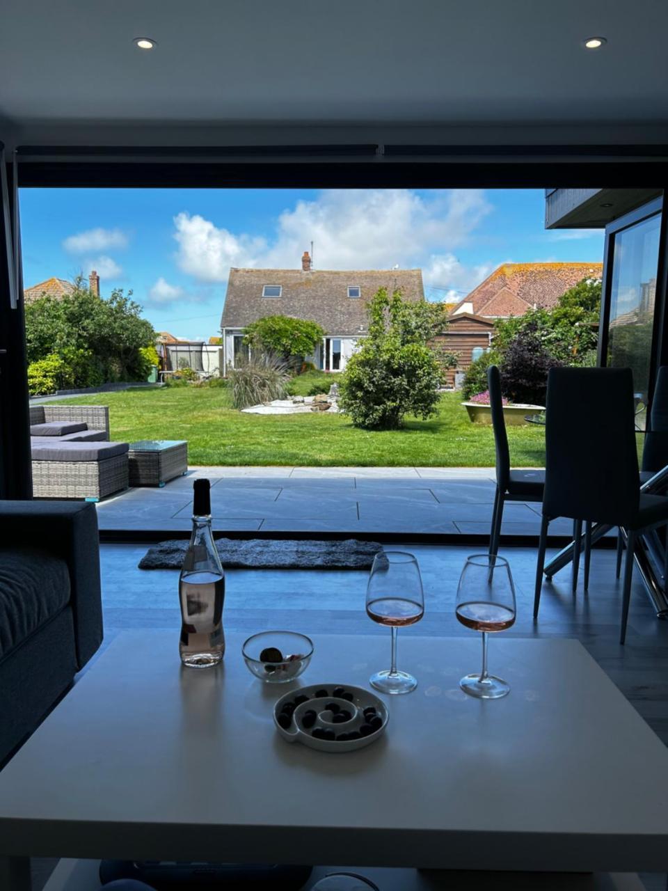 Whispering Waves Guest house Brighton 8 mins Guests 4 Beachfront Free parking WiFi Kitchen and AC — 5-Star Luxury Hotel in Peacehaven, United Kingdom