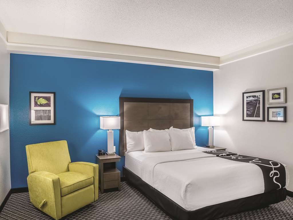 La Quinta Inn & Suites by Wyndham Phoenix Chandler - photo 21