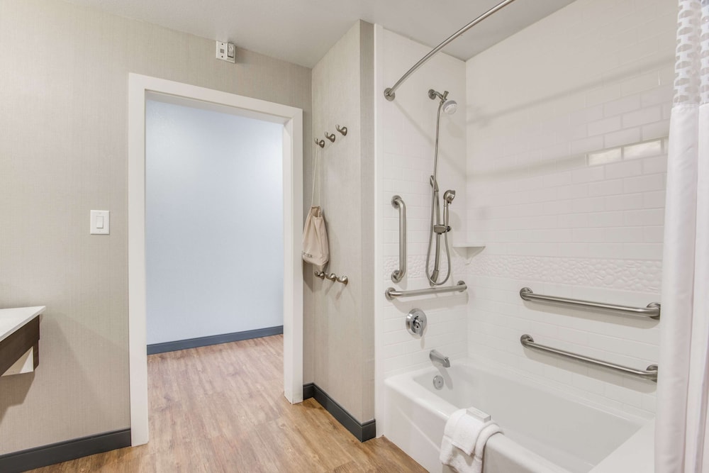 Hampton Inn & Suites Dallas Ft. Worth Airport South - photo 30