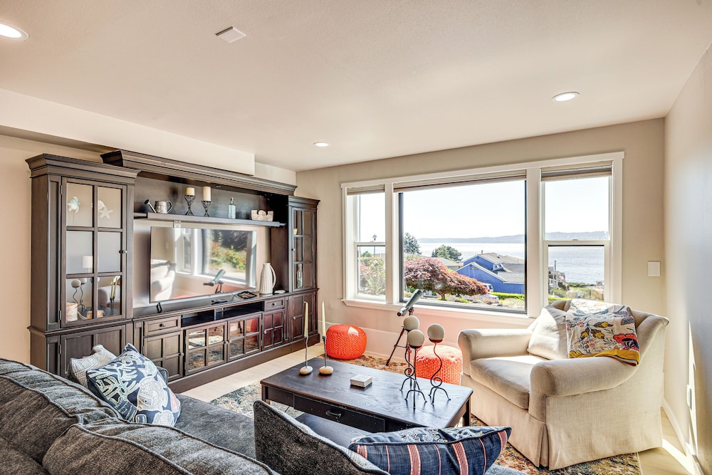 Puget Sound Views: Des Moines Apt w Patio — 4-Star Luxury Hotel in Des Moines, United States