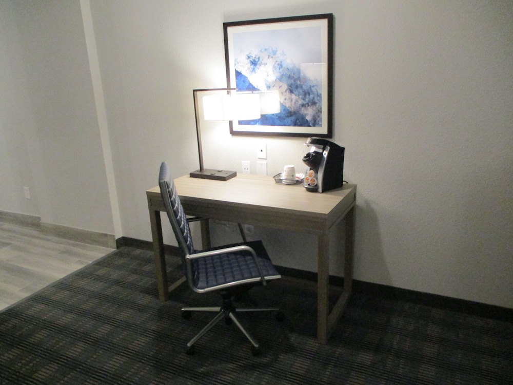 Merica Inn & Suites - photo 11