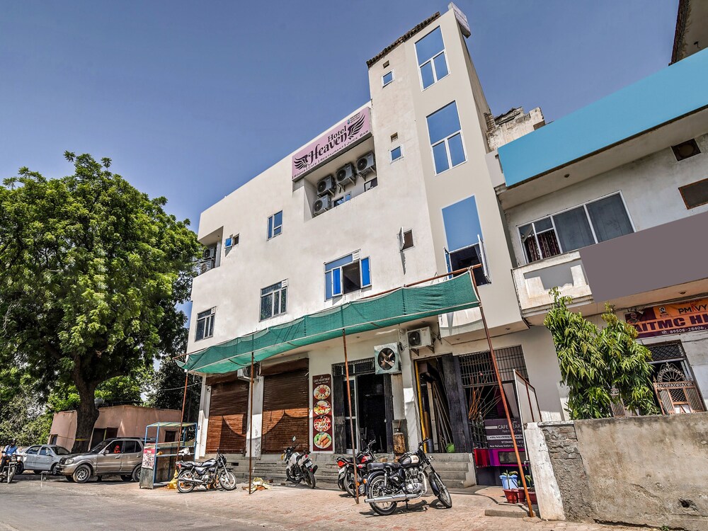 OYO 19706 Hotel Heaven — hotel in Hisar