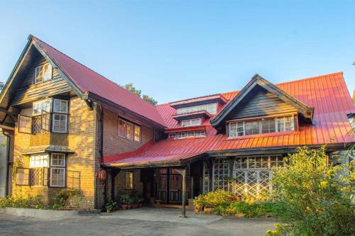Northwood Cottage by VEO 3BR Vinatge Interiors 120 years old Heritage Villa with inhouse cook — 4-Star Luxury Hotel in Shimla, India
