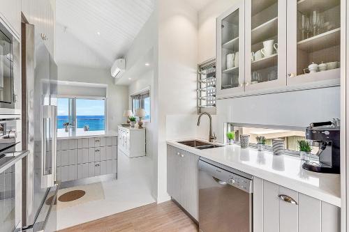 Enterprise St Prestigious Home with Breathtaking Views — 4-Star Luxury Hotel in Sunshine Beach, Australia