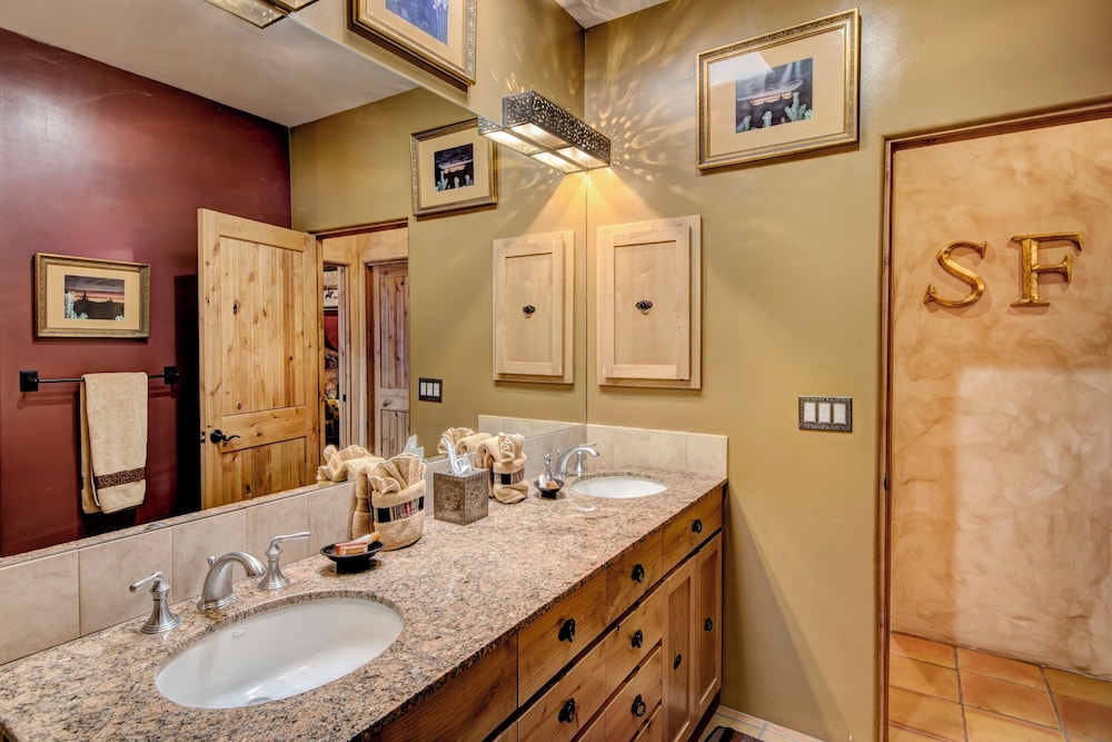Cowboy Villa by Ruidoso Vacation Rentals — 4-Star Luxury Hotel in Santa Fe, United States