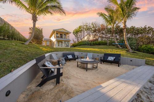 Luxury Oceanfront Vacation Home in Cocoa Beach 5 Bedrooms Game Room & Direct Beach Access — 4-Star Luxury Hotel in Cocoa Beach, United States