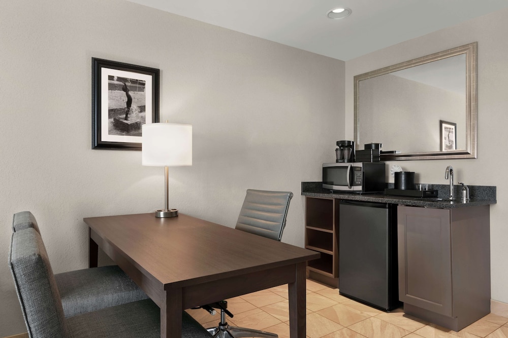 Embassy Suites by Hilton Charlotte Ayrsley - photo 26