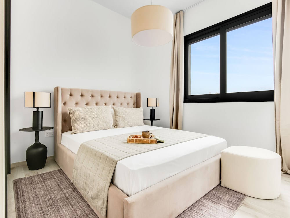 Sanders Premier Lovely 2 bdr apt With Balcony