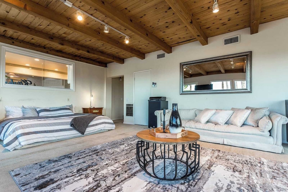 Oak Hills by Avantstay Panoramic View Pool Spa — hotel in Sherman Oaks