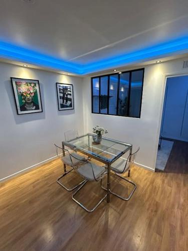 Logement Moderne Ambiance Led Personnalisable — hotel in Stains