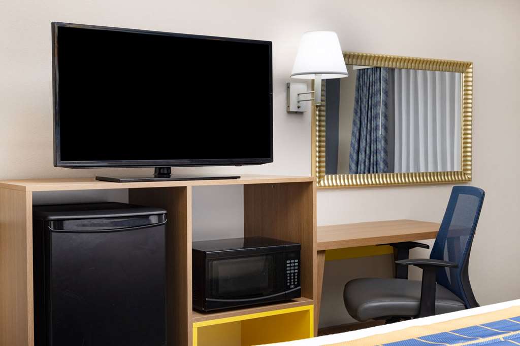 Days Inn & Suites by Wyndham Savannah Midtown - photo 24