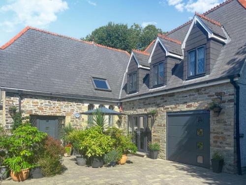 Old Church School — 4-Star Luxury Hotel in Plympton, United Kingdom