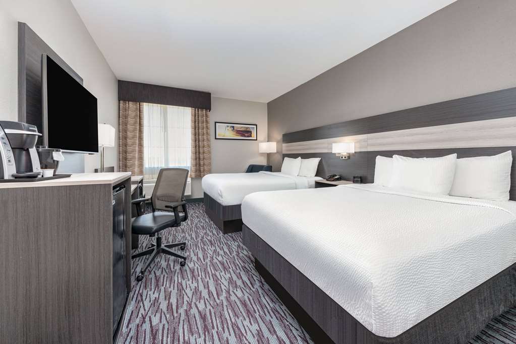 La Quinta Inn & Suites by Wyndham Allen at The Village - photo 15