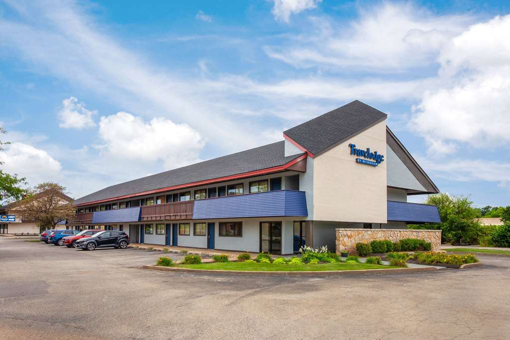 Travelodge by Wyndham Peoria - photo 3