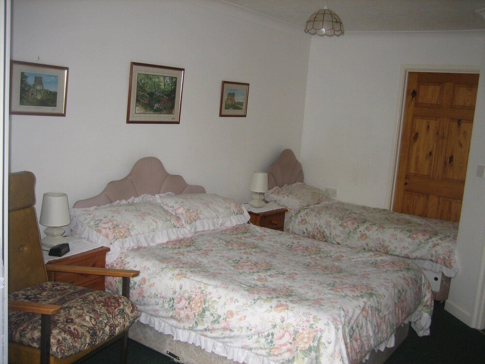 Four seasons Guest House — Burry Port — photo 2