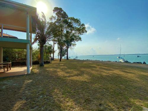 Rio Vista Burrum Heads Riverfront 2BR Large Yard — Burrum Heads — photo 5