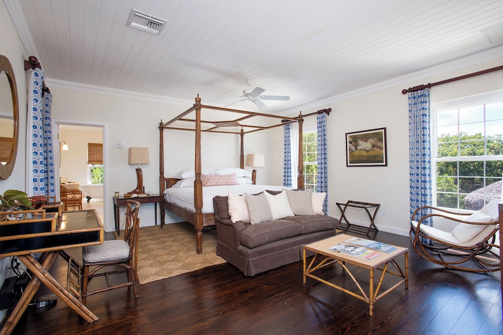 Hilltop Haven: Luxurious Historic Estate With Harbor Views in Governor's Harbour, Bahamas