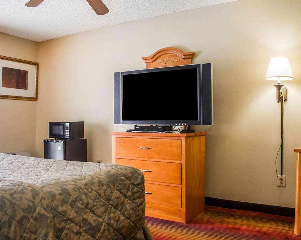 Rodeway Inn Huntington Station Melville - photo 11