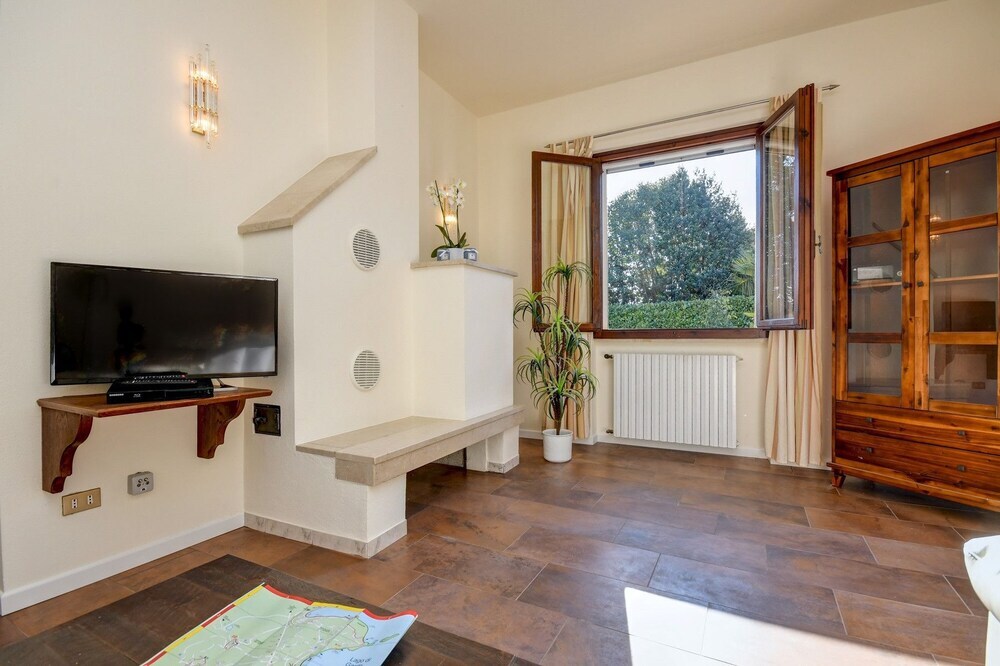 Villa Stefano by Garda FeWo — 4-Star Luxury Hotel in Moniga Del Garda, Italy