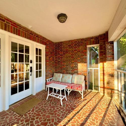 Historic Home Modern Amenities 15 Minutes to Downtown Chattanooga Perfect for Families — 4-Star Luxury Hotel in Signal Mountain, United States