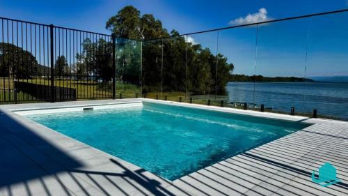 Tranquillity On The Lake Absolute Lakefront With Pool — Swansea