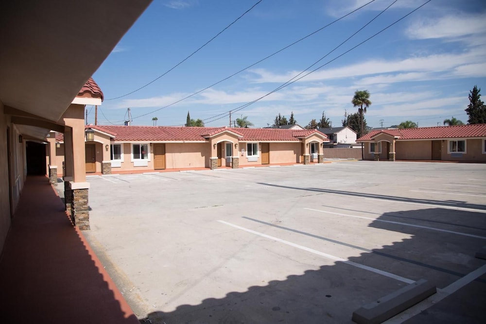 Diamond Bell Inn & Suites - photo 32
