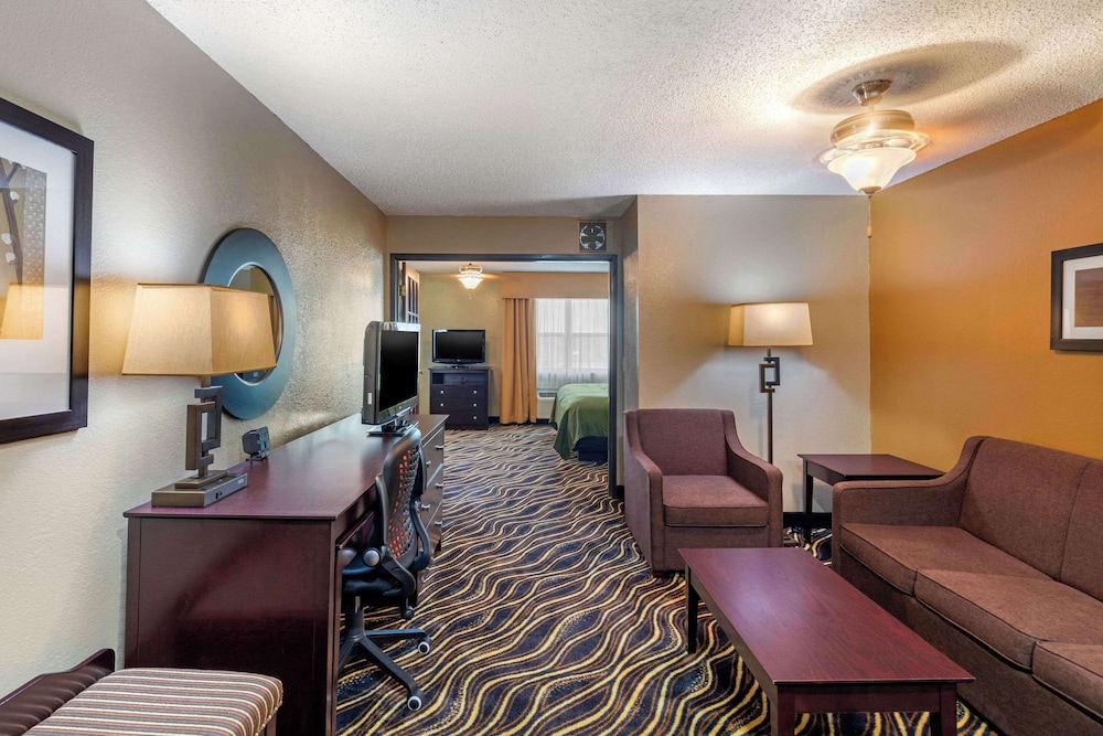 Quality Suites Addison Dallas - photo 18