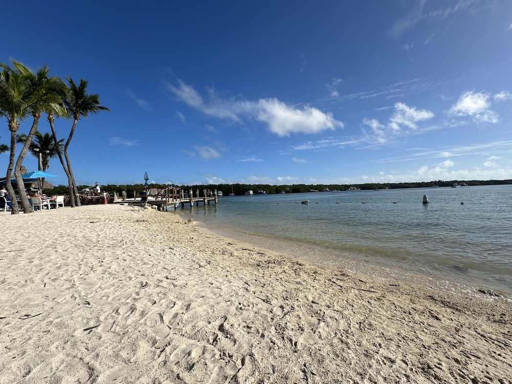 Vacay Spot experience Luna Sky 65 TV BAR BBQ SHOWER massage jets music to FL Keys - photo 5