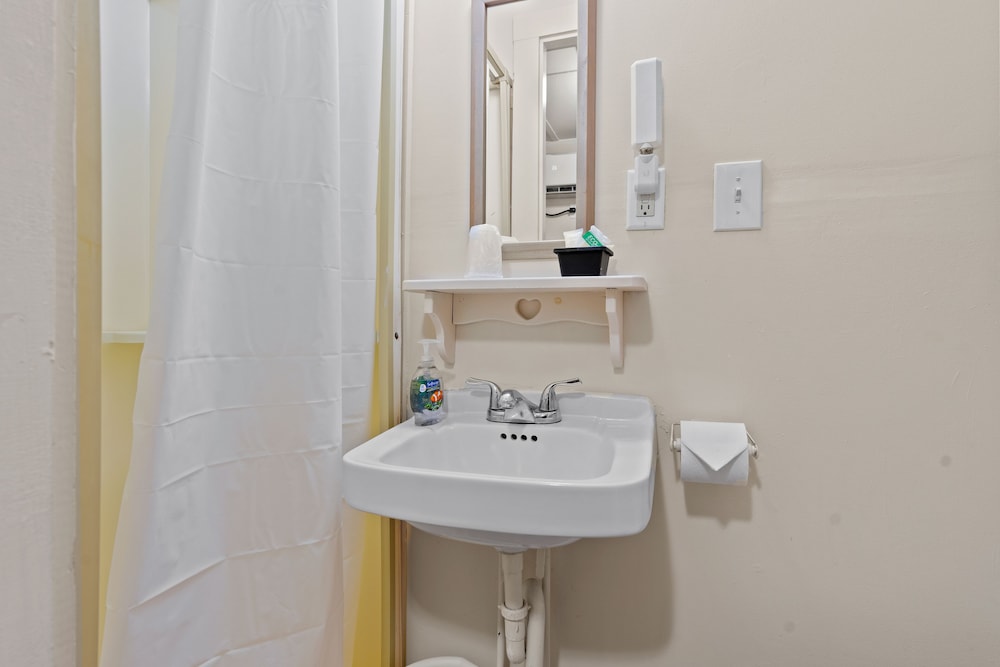 Beach Motel & Suites - photo 27