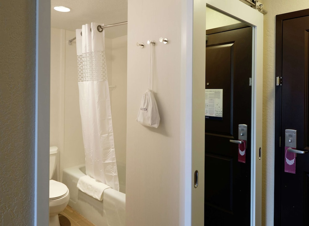 Hampton Inn Green Bay Downtown - photo 41