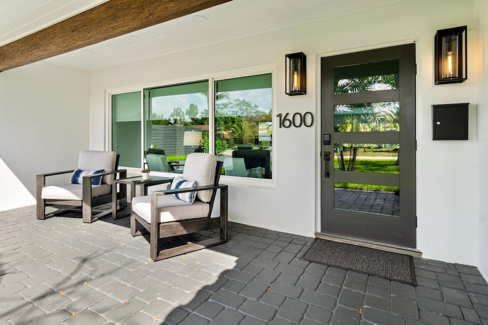 Stunning Poolside Luxury Retreat - photo 25