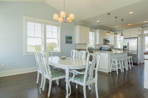 Kiki Hut by Oak Island Accommodations - photo 12
