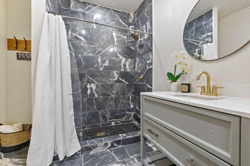 Modern Escape in Historic District - photo 11