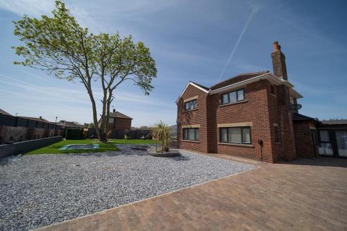 20 Guest Luxury Stay Private Pool Hot Tub & Gym pet-friendly hotel Lytham St Annes
