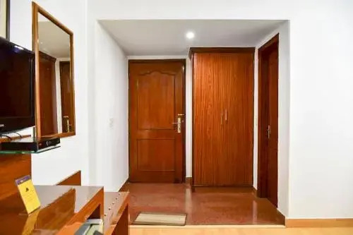 Laurent & Benon Luxury Service Apartment DLF Phase 1