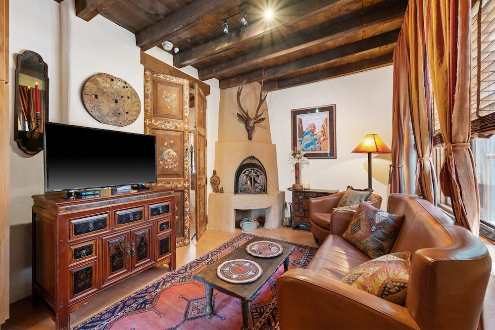 Desert Sky Sweet Retreat Across From Santa Fe River in the Railyard in Santa Fe, United States